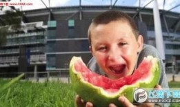 外国男网红吃瓜图片视频,趣味视频揭秘瓜界风云